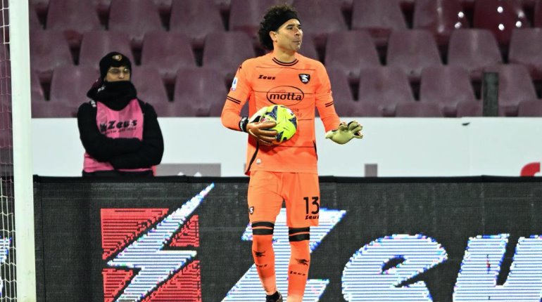 Ochoa podría renovar con Salernitana por dos temporadas más