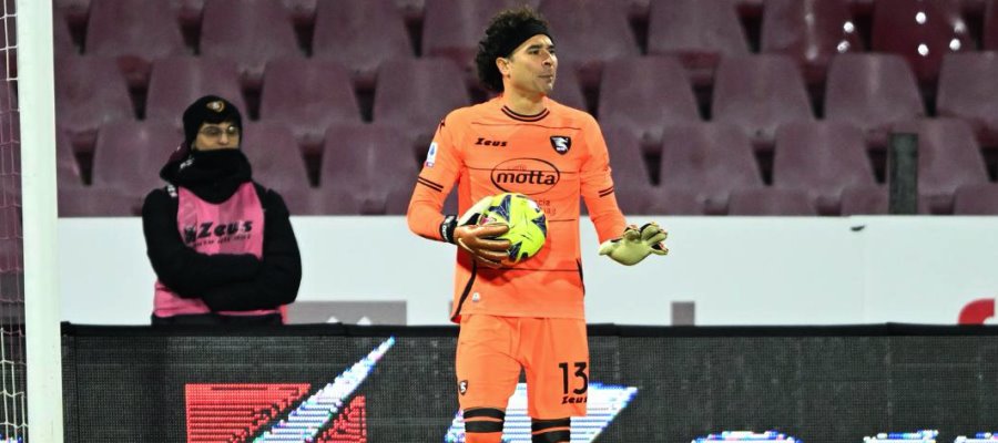 Ochoa podría renovar con Salernitana por dos temporadas más