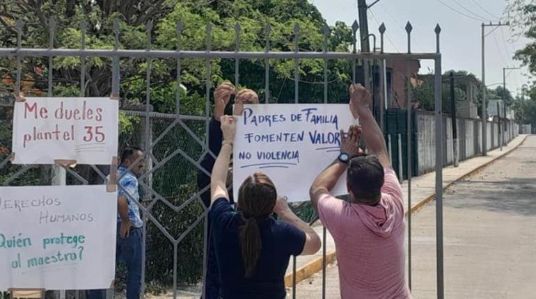 Protestan profesores del Cobatab 35, piden justicia para maestro agredido