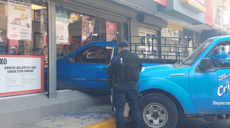 Se queda sin frenos y termina dentro de Oxxo en Tierra Colorada