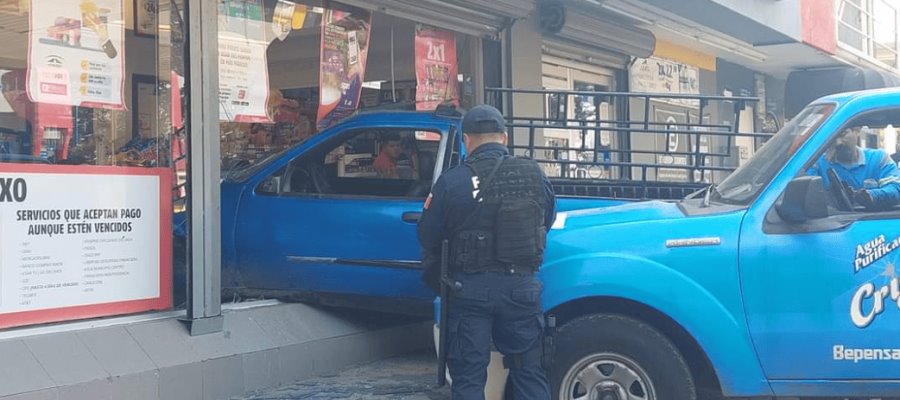 Se queda sin frenos y termina dentro de Oxxo en Tierra Colorada