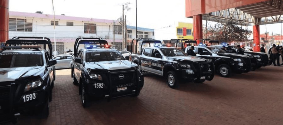 Para reforzar seguridad en Cunduacán entrega Abraham Cano 5 patrullas y uniformes