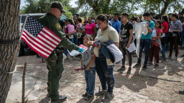 Cae 50% cruce de migrantes en la frontera con México tras fin del Título 42: EE.UU.