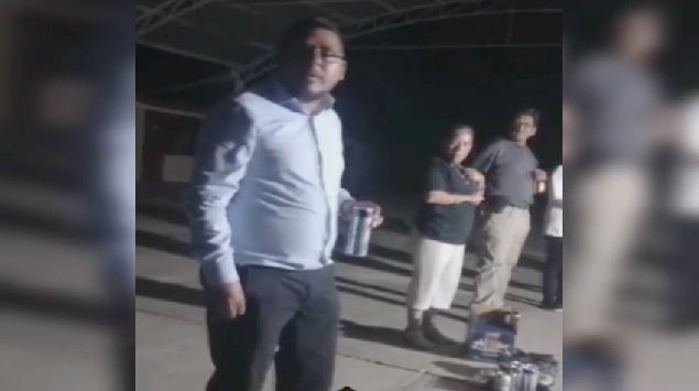 En Morelia sorprenden a maestros tomando cerveza en el interior de una escuela