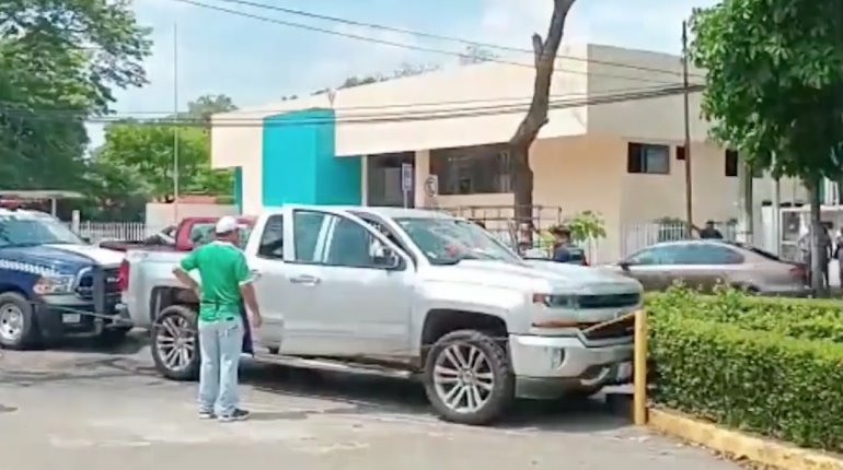 Convulsiona al volante y choca contra jardineras de la Fiscalía en Usumacinta