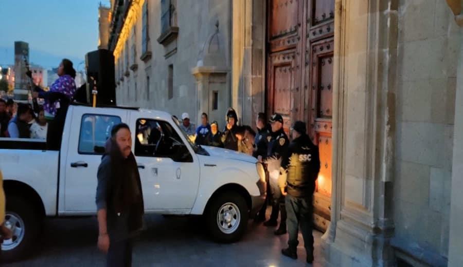 Presuntos maestros de la CNTE protestan en Palacio Nacional 