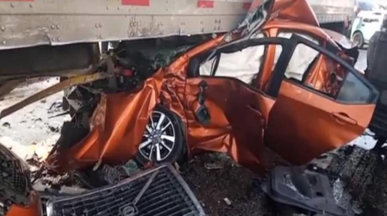 ¡Se salva de milagro! Sujeto choca contra tráiler en la Villahermosa-Frontera