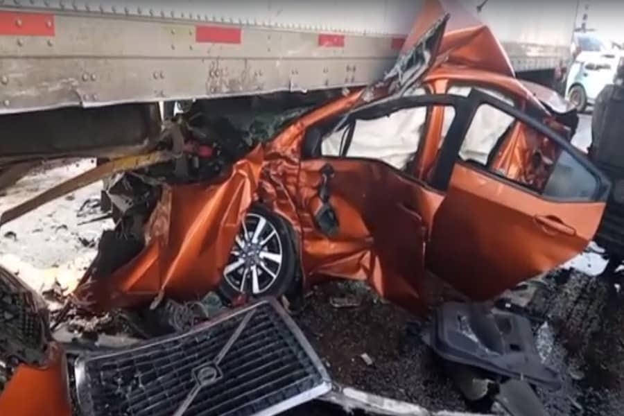 ¡Se salva de milagro! Sujeto choca contra tráiler en la Villahermosa-Frontera