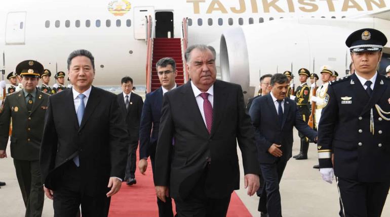 Presidente de Tayikistán estrena exavión de México en visita a China