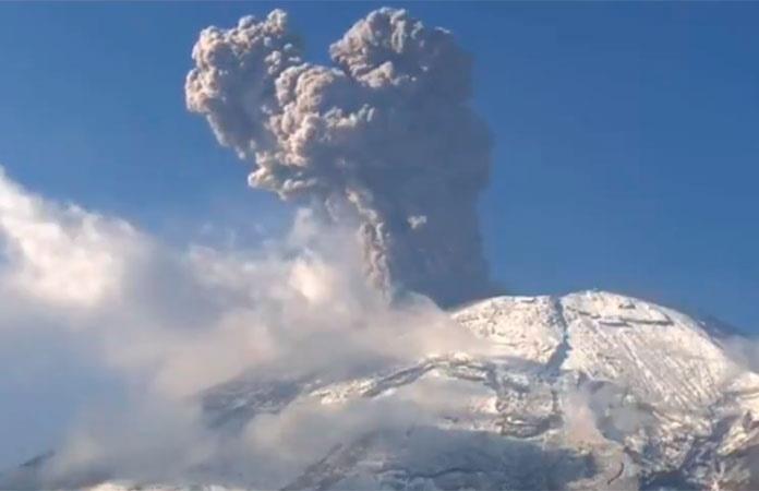 Alertan gobernadores de Puebla y Morelos sobre cambio de emergencia por Popocatépetl