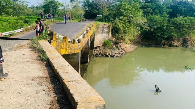 Colapsa puente en el ejido Andrés Quintana Roo, Teapa; quedan incomunicados