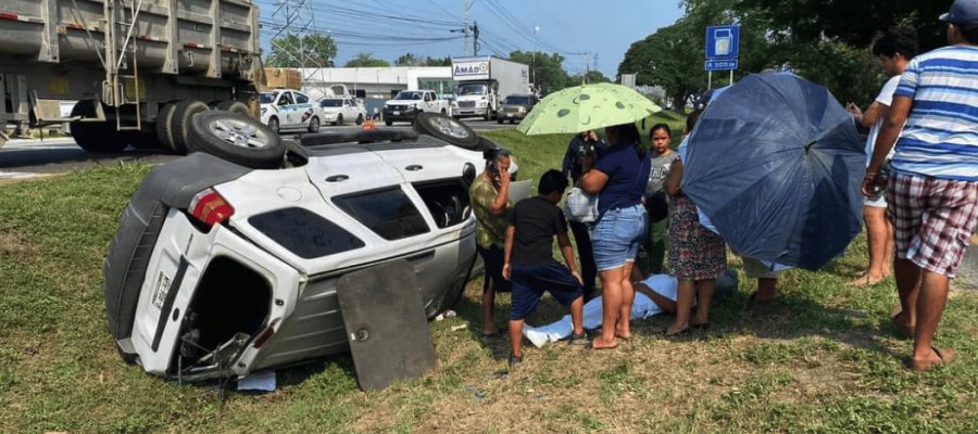 Vuelca camioneta en la Cárdenas-Villahermosa