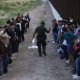 Cae al 70% cruce de migrantes en EE.UU.; deportan a mil 100 a México en la última semana