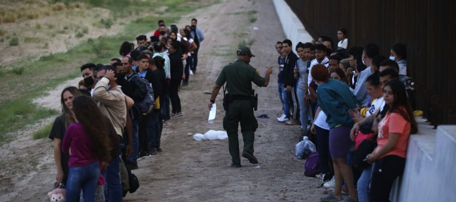 Cae 70% cruce de migrantes en EE.UU.; deportan a mil 100 a México en última semana