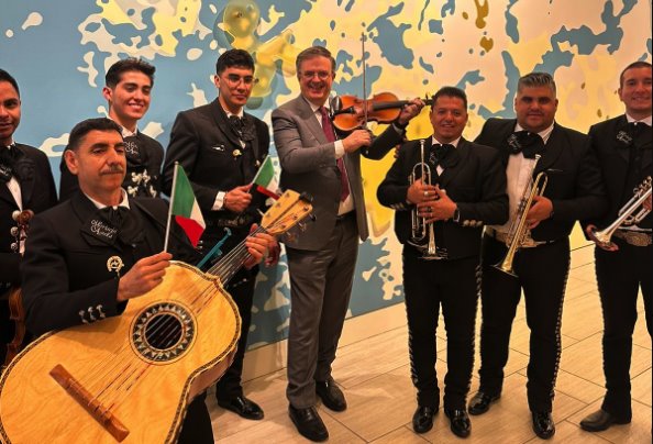 Ahora Ebrard presume que tocó el violín con mariachis en Denver