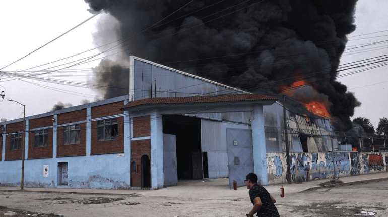 Se registra fuerte incendio en fábrica de pinturas en Edomex