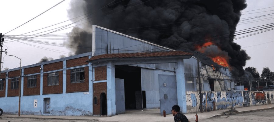 Se registra fuerte incendio en fábrica de pinturas en Edomex