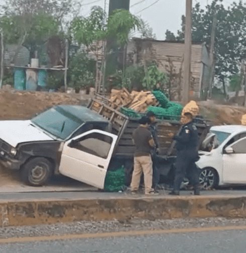 Auto impacta contra camioneta que transportaba tomates; rapiña no se hizo esperar