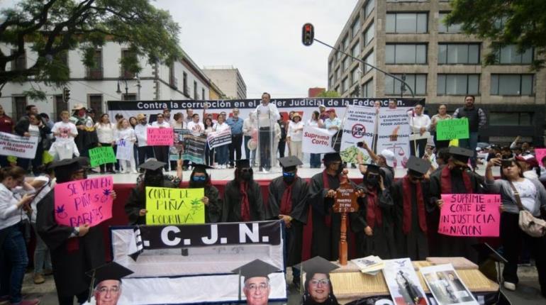 Cargan féretros con la imagen de la ministra Norma Piña en protesta contra la SCJN