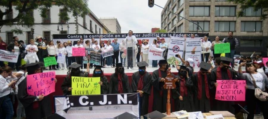 Cargan féretros con la imagen de la ministra Norma Piña en protesta contra la SCJN