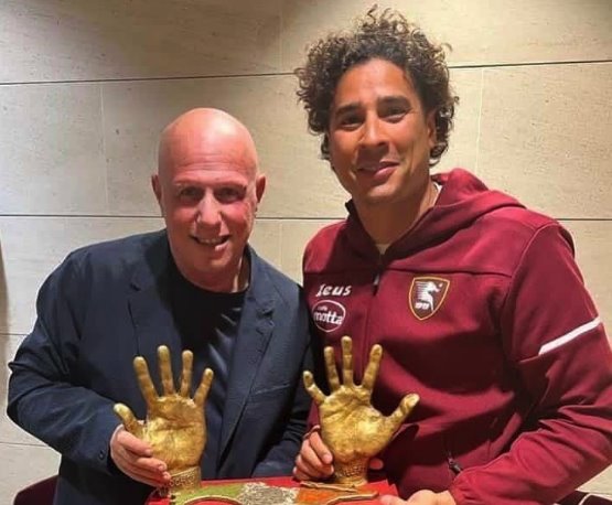 Escultor italiano sorprende con obra de arte de las manos de Guillermo Ochoa