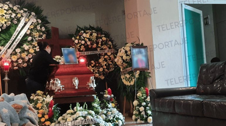 Con globos blanco al cielo amigos y familia dicen adiós a Cristoff