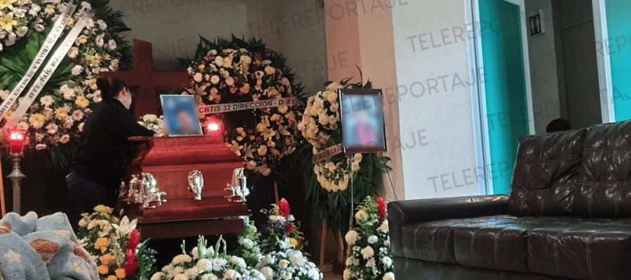 Con globos blanco al cielo amigos y familia dicen adiós a Cristoff