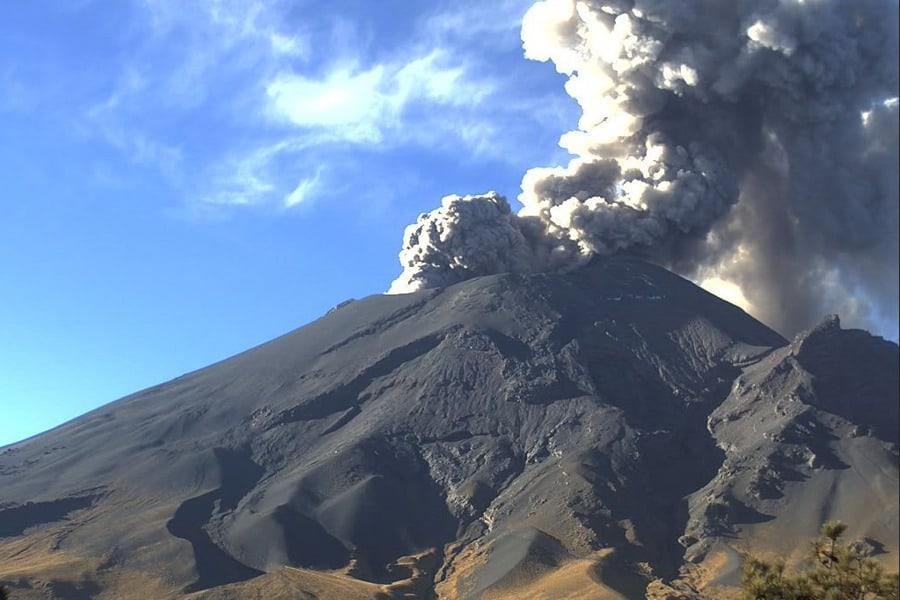 Rescatan a alpinista que pese a restricciones subió al volcán Popocatépetl 