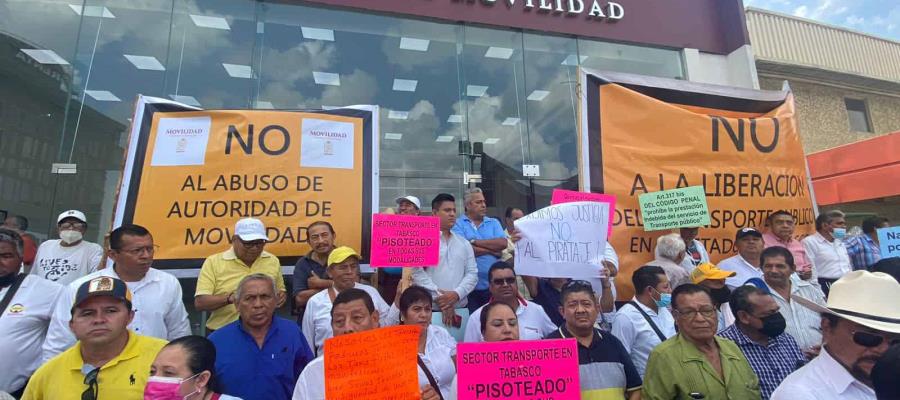 Protesta Unión de Taxis Amarillos en Semovi; exigen salida de unidades piratas