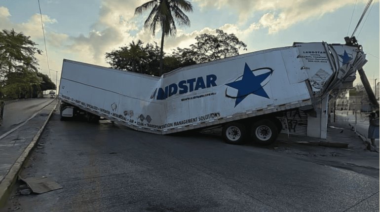 ¡Lo guió mal el GPS! Trailer queda atrapado en el centro de Cárdenas y derriba postes