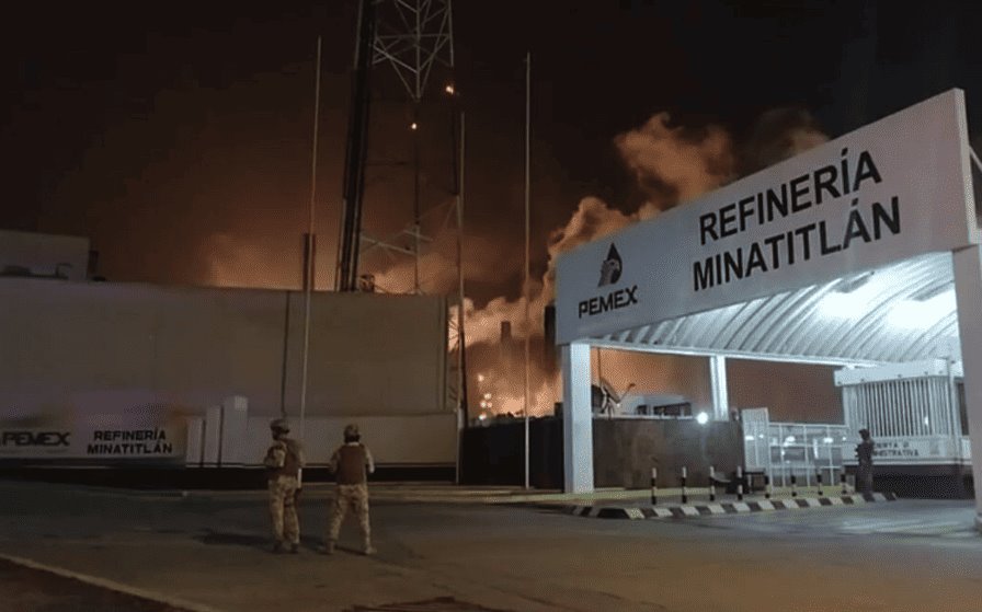 Se registra fuerte incendio en refinería de Minatitlán