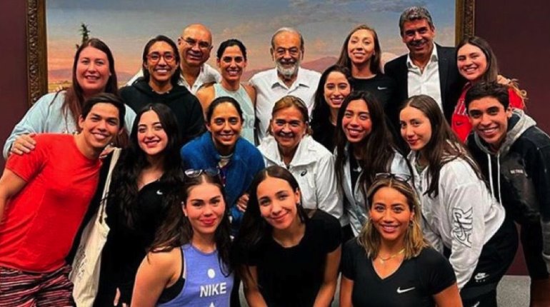 Nadadoras artísticas presumen foto con Carlos Slim y le dicen "nos pediste una medalla y cumplimos"