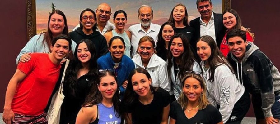 Nadadoras artísticas presumen foto con Carlos Slim y le dicen "nos pediste una medalla y cumplimos"