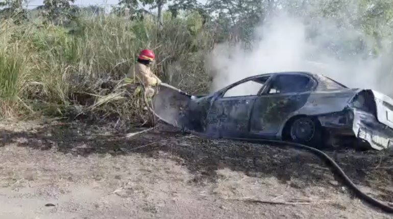 Se distrae al volante, choca y se incendia en la Macuspana-Villahermosa