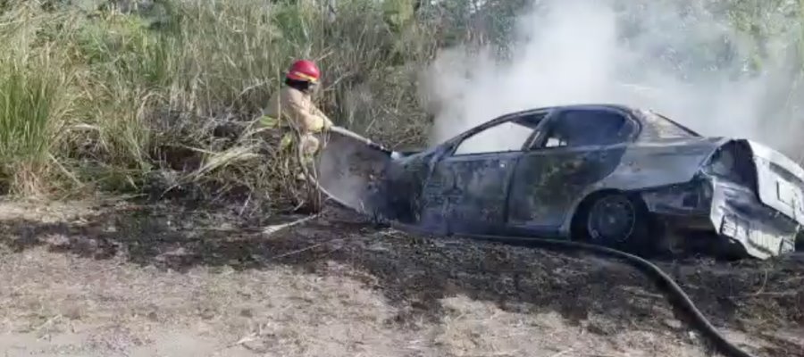 Se distrae al volante, choca y se incendia en la Macuspana-Villahermosa