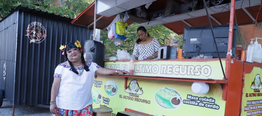 ¡Derrota del América lo hizo pagar apuesta! Comerciante de Tabasco 2000 vende tamales vestido de mujer