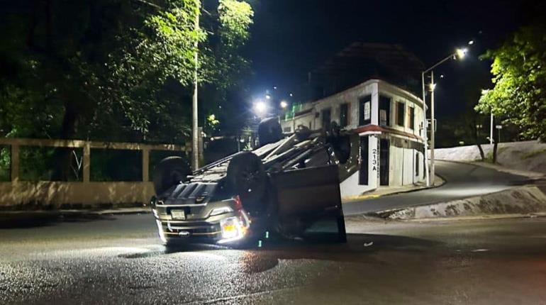 Vuelca camioneta cerca de los juzgados civiles de Atasta