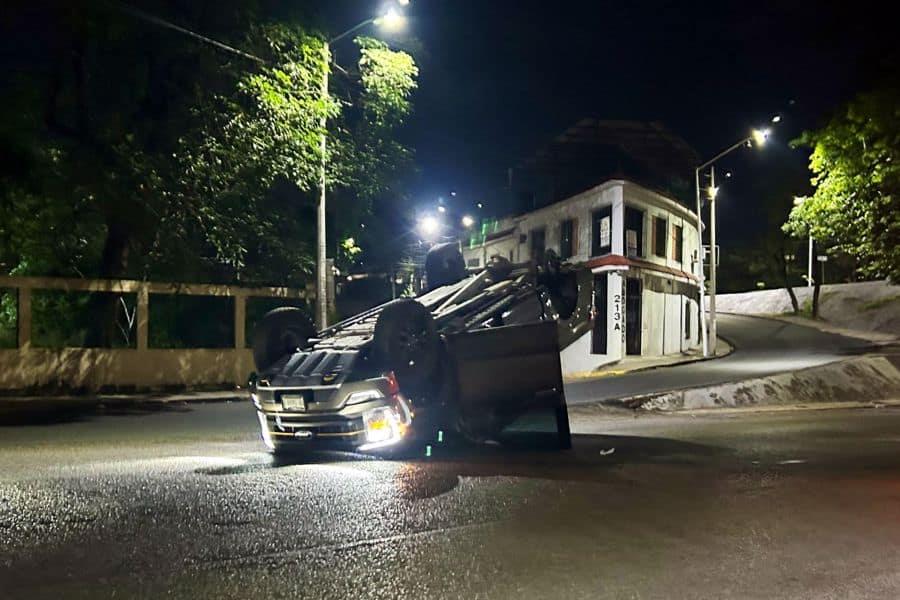 Vuelca camioneta cerca de los juzgados civiles de Atasta