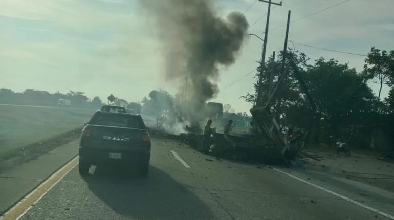 Se calcina tráiler en la vía en la vía Sánchez Magallanes-Cárdenas