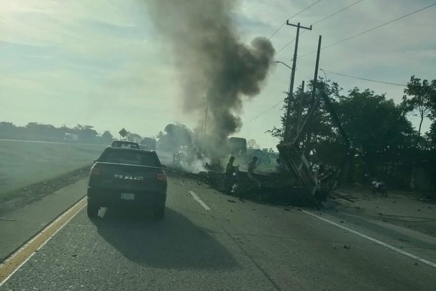 Se calcina tráiler en la vía en la vía Sánchez Magallanes-Cárdenas