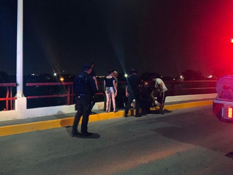 Policía de Tamaulipas evita suicidio de una joven; se quería tirar de un puente