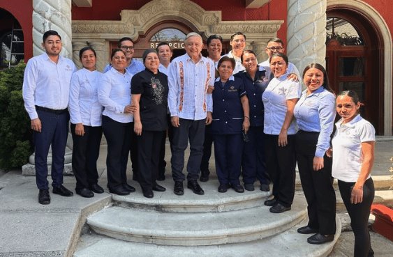 Reconoce AMLO a personal de hotel donde descansó durante gira del fin de semana