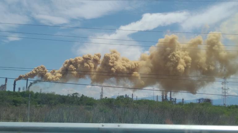 Por falla eléctrica, desfogan refinería de Pemex en Cadereyta