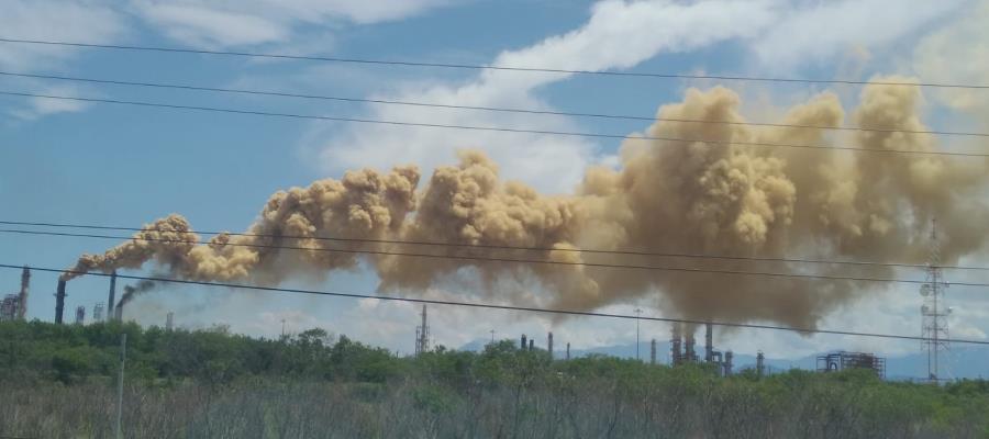 Por falla eléctrica, desfogan refinería de Pemex en Cadereyta