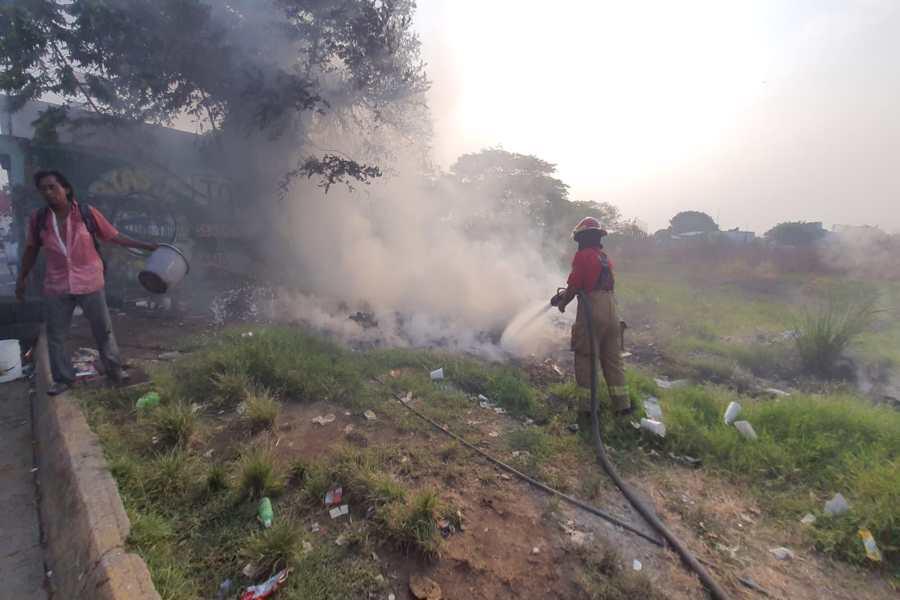 A cubetazos sofocan incendio en predio del periférico 