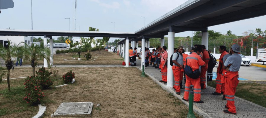 Cierran parcialmente casetas en libramiento de Villahermosa para exigir reparto de utilidades