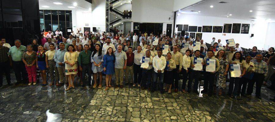 Entrega Congreso de Tabasco reconocimientos a trabajadores por antigüedad laboral