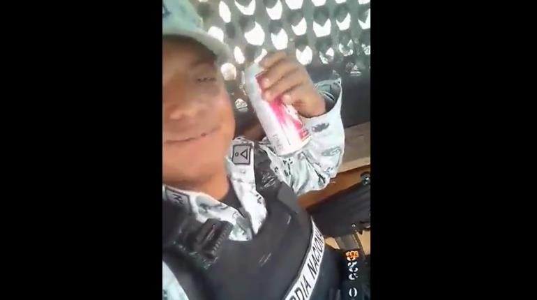 "Ando pisteando": Exhiben a agente de la GN en Zacatecas tomando alcohol