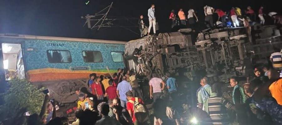 Choque de trenes en India deja al menos 50 muertos