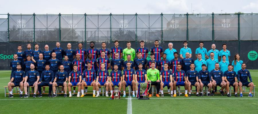 Mexicano Julián Araujo aparece en foto oficial de Barcelona, a pesar de no disputar ningún minuto con el equipo